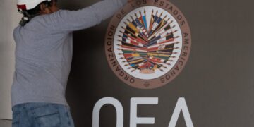 Polémica en Perú por camión con propaganda conservadora contra la OEA