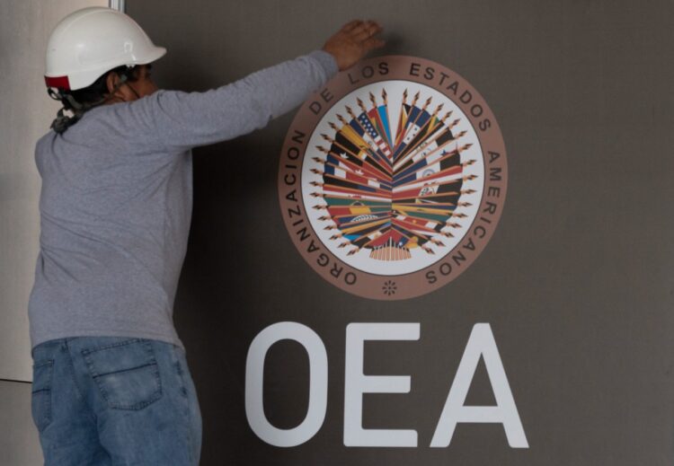 Polémica en Perú por camión con propaganda conservadora contra la OEA