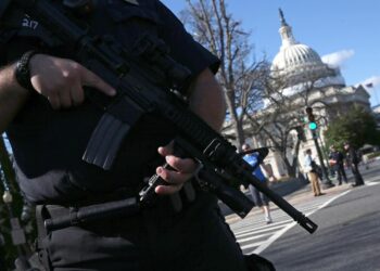 La Policía del Capitolio de EEUU detiene a tres sospechosos que portaban armas en los alrededores del Congreso