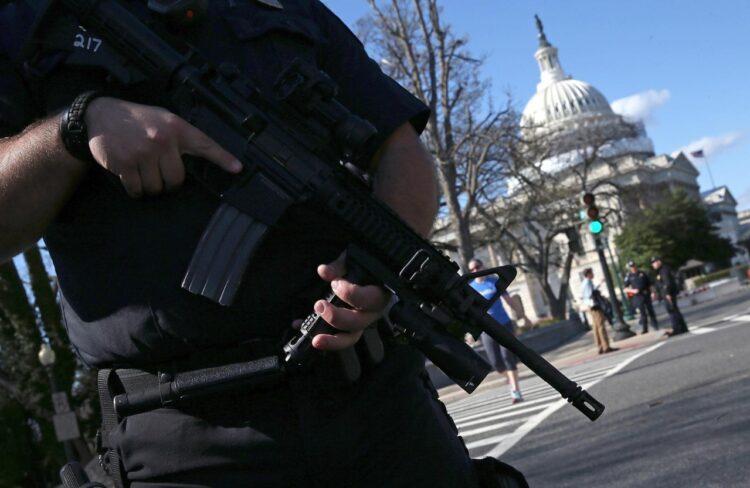 La Policía del Capitolio de EEUU detiene a tres sospechosos que portaban armas en los alrededores del Congreso