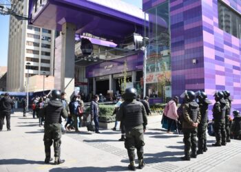 Efectivos policiales resguardan la Línea Morada. Foto: APG