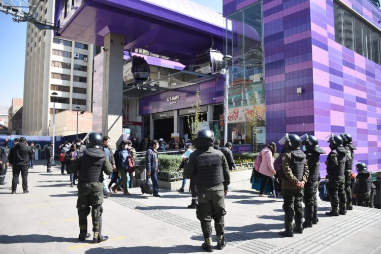 Efectivos policiales resguardan la Línea Morada. Foto: APG
