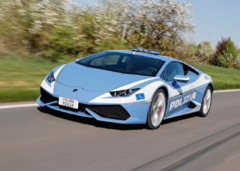 El automóvil Lamborghini Huracan de la policía italiana, presentado en el ministerio del Interior, en Roma, el 30 de marzo de 2017. Foto: AFP.
