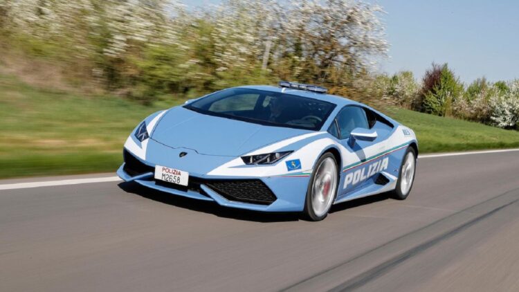El automóvil Lamborghini Huracan de la policía italiana, presentado en el ministerio del Interior, en Roma, el 30 de marzo de 2017. Foto: AFP.