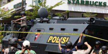 Varios agentes de policía han sido atacados por una veintena de hombres en una operación de narcotráfico