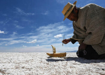 Félix Mauricio, de la comunidad indígena Uru Murato, con una réplica de balsa de totora, una embarcación tradicional de la región, donde antes estaba el lago Poopó, cerca de Puñaca Tinta María, provincia de Oruro, Bolivia. Foto: AFP.
