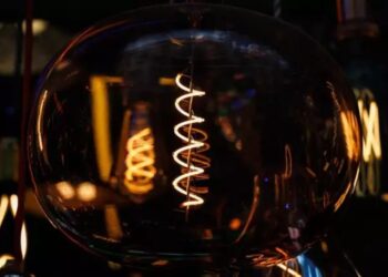 El precio promedio de la luz para los clientes de tarifa regulada en España, vinculados al mercado mayorista, será el más bajo desde el pasado 23 de octubre. En esa fecha marcó, incluyendo la compensación, 72,84 euros/MWh. Foto: Europa Press.