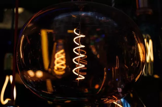 El precio promedio de la luz para los clientes de tarifa regulada en España, vinculados al mercado mayorista, será el más bajo desde el pasado 23 de octubre. En esa fecha marcó, incluyendo la compensación, 72,84 euros/MWh. Foto: Europa Press.