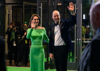 El príncipe Guillermo y su esposa Catalina en la entrega de los premios Earthshot. Foto: AFP