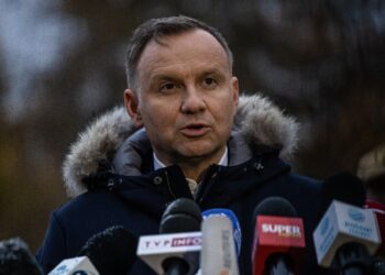 Duda, se ha visto obligado a colgar el teléfono este martes tras darse cuenta de que un impostor ha suplantado la identidad de Macron.