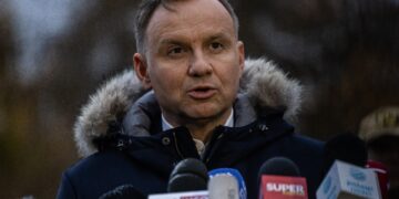 Duda, se ha visto obligado a colgar el teléfono este martes tras darse cuenta de que un impostor ha suplantado la identidad de Macron.