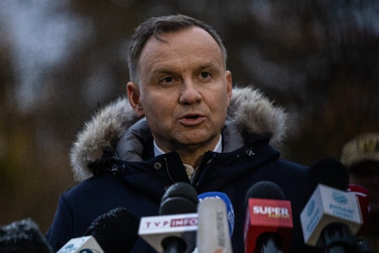 Duda, se ha visto obligado a colgar el teléfono este martes tras darse cuenta de que un impostor ha suplantado la identidad de Macron.