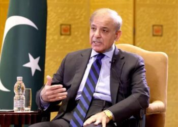 El primer ministro de Pakistán, Shehbaz Sharif, se dirige al presidente del Supremo. Foto: Europa Press