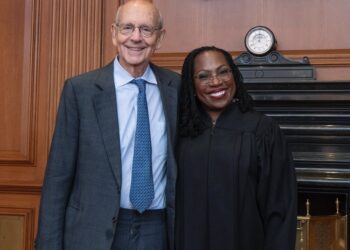 Ketanji Brown Jackson asume como primera mujer negra en la Corte Suprema de EEUU