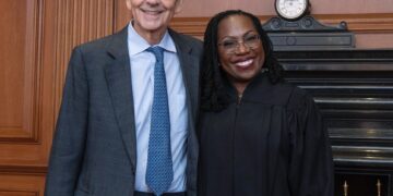 Ketanji Brown Jackson asume como primera mujer negra en la Corte Suprema de EEUU