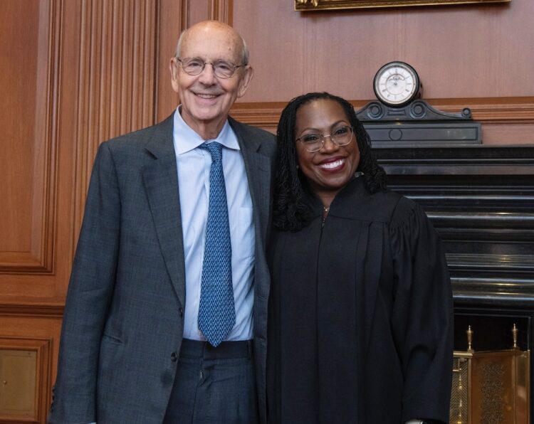 Ketanji Brown Jackson asume como primera mujer negra en la Corte Suprema de EEUU