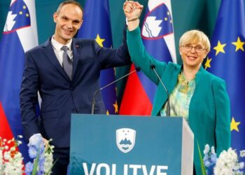 La primera presidenta de Eslovenia, Natasa Pirc Musar, junto a Anze Logar. Foto: AP.