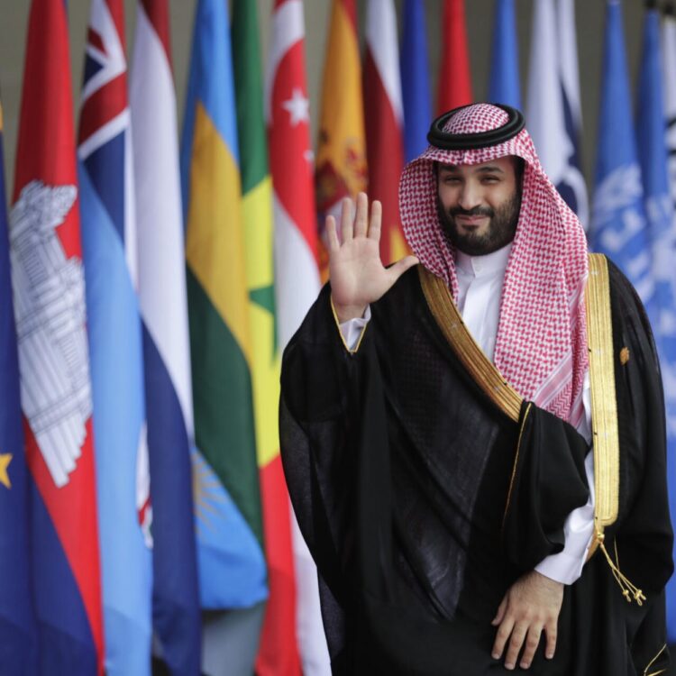 El príncipe heredero de Arabia Saudita, Mohamed bin Salman, llega a la cumbre de líderes del G20 en Nusa Dua, en Bali (Indonesia), el 15 de noviembre de 2022. Foto: AFP.