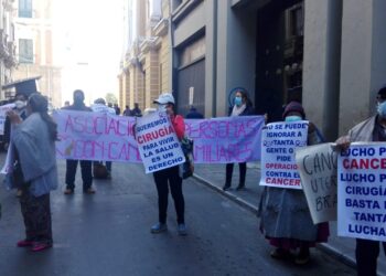 Personas con cáncer protestan frente a la Gobernación, 56 personas esperan operación oncológica