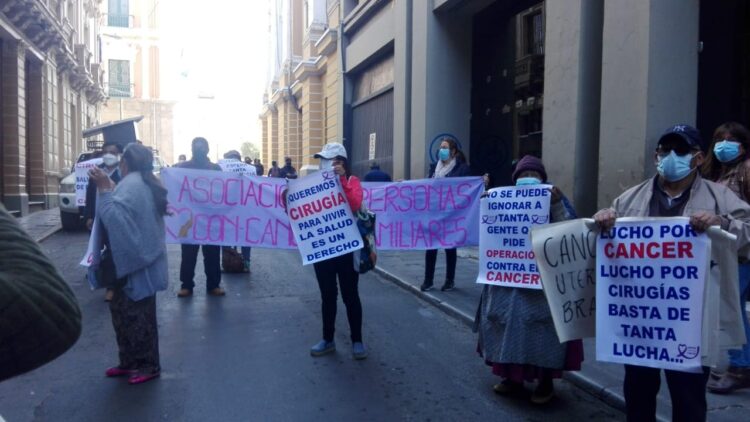 Personas con cáncer protestan frente a la Gobernación, 56 personas esperan operación oncológica