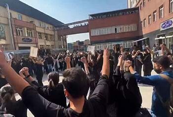 Nueva jornada de protestas en Irán, con un incendio en la prisión de Evin