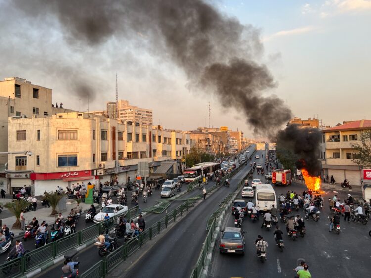 Las protestas continúan en Irán con huelgas y sentadas pese a la represión