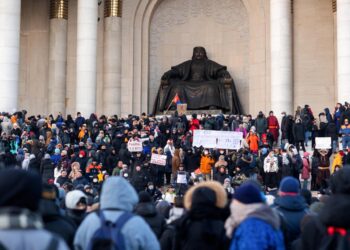 Miles de personas protestan en Mongolia contra la corrupción y la inflación.