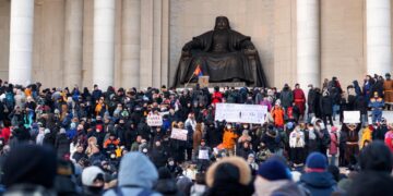 Miles de personas protestan en Mongolia contra la corrupción y la inflación.