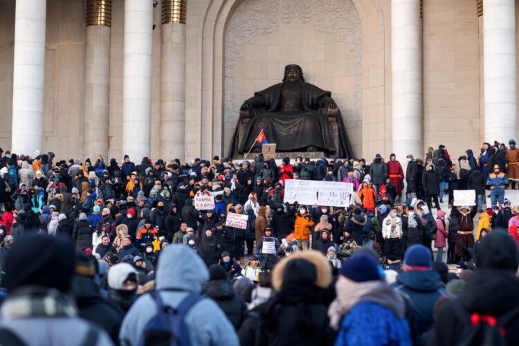 Miles de personas protestan en Mongolia contra la corrupción y la inflación.