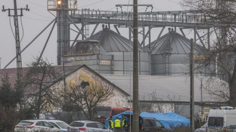 La policía investiga el 16 de noviembre de 2022 en el lugar donde impactó el misil en la localidad polaca de Przewodow. Foto: AFP