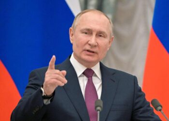 Putin prorroga un año prohibición a inversores de vender acciones.