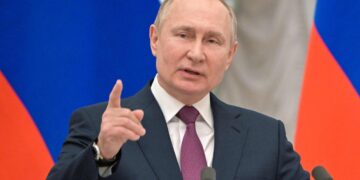 Putin prorroga un año prohibición a inversores de vender acciones.