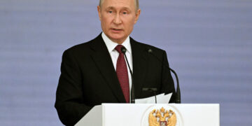 Putin califica a tiroteo en escuela rusa de "acto terrorista inhumano"