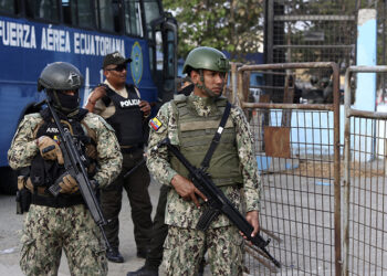 Cinco reclusos murieron durante un enfrentamiento entre bandas en una cárcel de Quito.