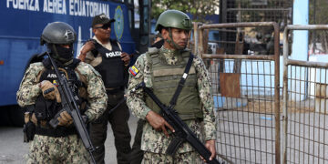 Cinco reclusos murieron durante un enfrentamiento entre bandas en una cárcel de Quito.