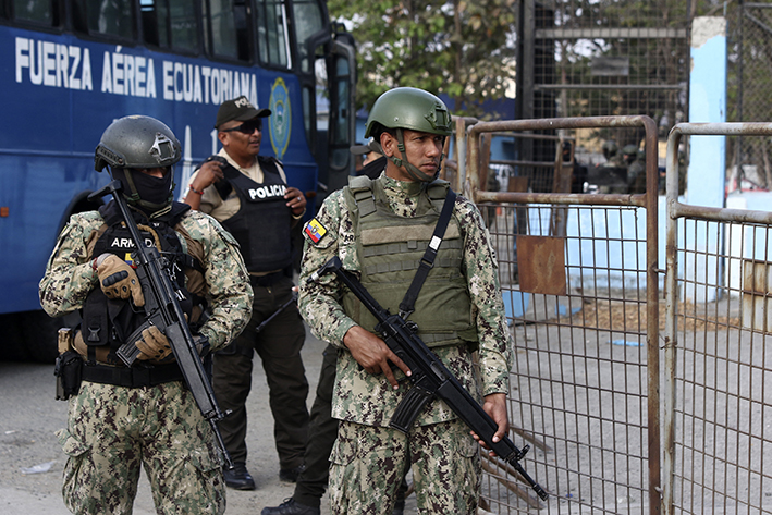 Cinco reclusos murieron durante un enfrentamiento entre bandas en una cárcel de Quito.