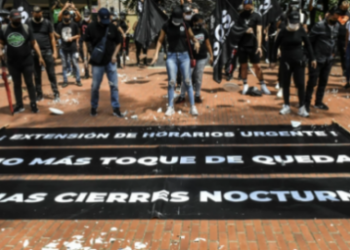 El sector hostelero se manifiesta contra los cierres nocturnos y el toque de queda impuesto para combatir la pandemia de covid-19 el 26 de abril de 2021 en Medellín, Colombia. Foto: AFP.