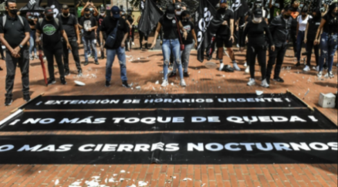 El sector hostelero se manifiesta contra los cierres nocturnos y el toque de queda impuesto para combatir la pandemia de covid-19 el 26 de abril de 2021 en Medellín, Colombia. Foto: AFP.