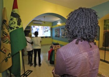 Sudaneses visitan una exposición de ojetos rastafaris en la capital de Sudán, Kahrtoum, el 14 de octubre de 2022. Foto: AFP.