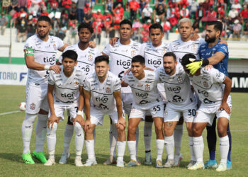El primer plantel de Real Santa Cruz cobra 30% de abril y viaja a La Paz