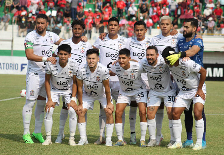 El primer plantel de Real Santa Cruz cobra 30% de abril y viaja a La Paz