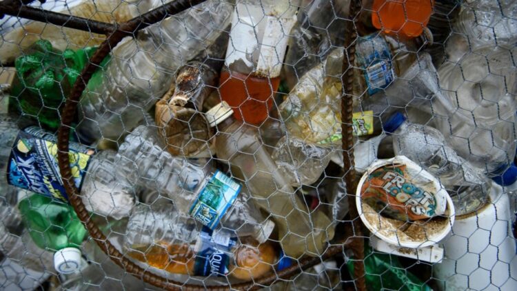 El reciclaje del plástico sigue siendo un ‘mito’, advierte Greenpeace