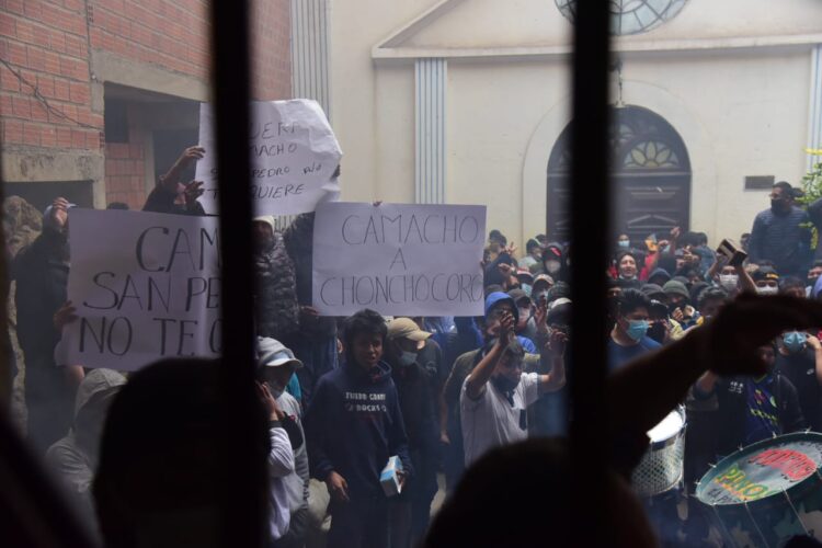 Privados de libertad del penal de San Pedro realizan un mitin contra el gobernador Camacho. Foto: La Razón