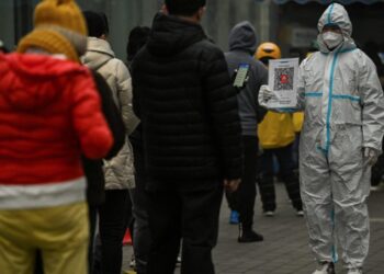 Residentes de Pekín hacen fila en un centro de pruebas de covid-19 el 20 de noviembre de 2022. Foto: AFP.
