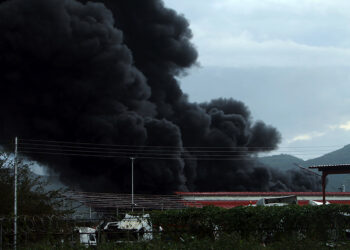 Impacto de un rayo provocó incendio en refinería en Venezuela
