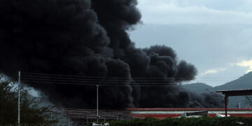 Impacto de un rayo provocó incendio en refinería en Venezuela