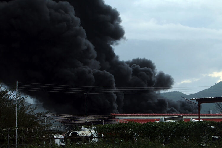 Impacto de un rayo provocó incendio en refinería en Venezuela