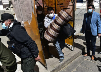 Cuatro reos extorsionadores son trasladados a Chonchocoro y 30 policías son investigados