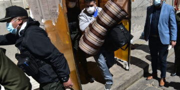 Cuatro reos extorsionadores son trasladados a Chonchocoro y 30 policías son investigados