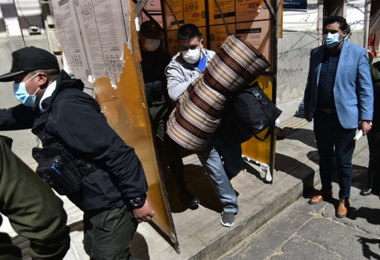 Cuatro reos extorsionadores son trasladados a Chonchocoro y 30 policías son investigados